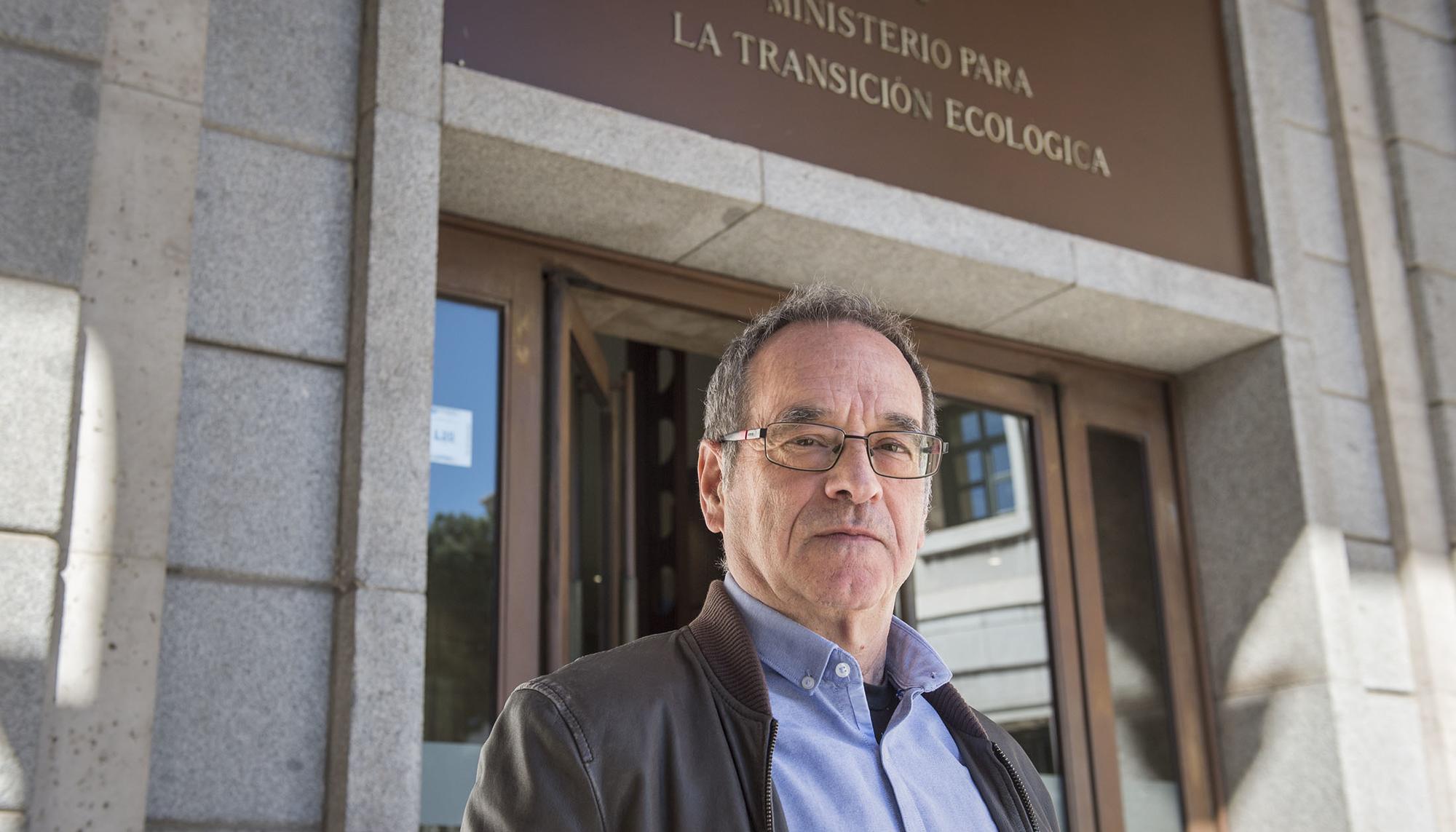 Antxon Olabe, en la puerta del Ministerio para la Transición Ecológica